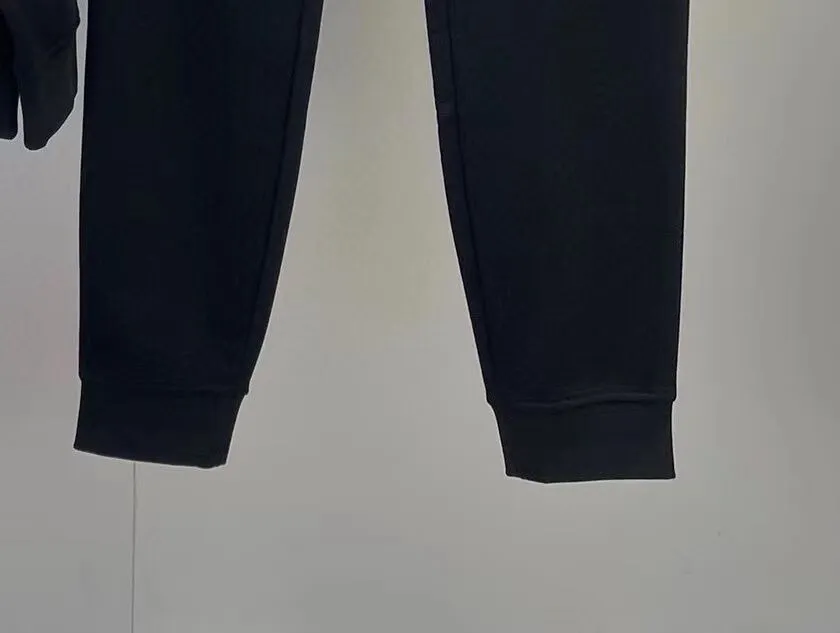 🅿️380 [LV Louis Vuitton] (Fat Man Gospel) hot-selling suit is coming. Focus on the original version of the official website. 2025 new hot-selling sweatshirt suit. The original order is the best. 🇭🇰The meticulous work of top designers is dedicated to a fitting and perfect upper body effect. All-natural high-quality Roman cotton 100%, close-fitting comfort, noble and elegant! Original hardware embodies elegance and nobility! Counter size: M-5XL (maximum wear up to 220 pounds)